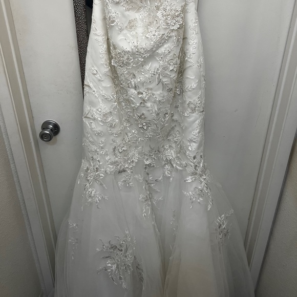 Never used wedding dress !! Only worn when tried on ! JEWEL By David’s Bridal - Picture 5 of 14